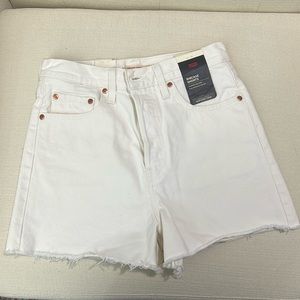 Levi’s Ribcage Shorts in cream  

Size 28 NWT

Non-smoking pet free home